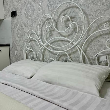 Уютная комната-студия в центре Бишкека Экстерьер фото